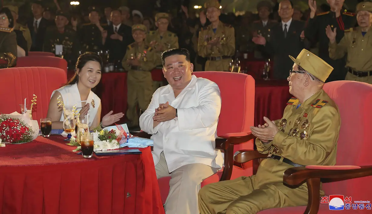 Pemimpin Korea Utara Kim Jong-un (tengah) dan istrinya Ri Sol-ju menghadiri upacara untuk menandai peringatan ke-69 tahun penandatanganan gencatan senjata yang mengakhiri pertempuran dalam Perang Korea di Pyongyang, Korea Utara, 27 Juli 2022. Pertemuan tahun ini diadakan meski ada kekhawatiran tentang dampaknya terhadap perjuangannya melawan COVID-19. (Korean Central News Agency/Korea News Service via AP)
