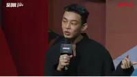 Dengan wajah serius Yoo Ah In berkata, “Seong Wu itu dancer yang hebat. Ia selalu nari di lokasi syuting sampai kami bosan karena dia terus-terusan ngedance. Kami menjulukinya unstoppable dancer.” (Foto: Tangkapan layar YouTube - Netflix).