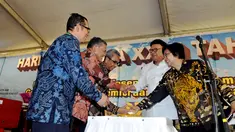 Menteri Lingkungan Hidup dan Kehutanan, Siti Nurbaya bersama Mendagri, Tjahjo Kumolo bersalaman saat peringatan Hari Air Dunia ke XXIII tahun 2015 di Taman Kota Waduk Pluit, Jakarta, Sabtu (9/5/2015). (Liputan6.com/Andrian M Tunay)