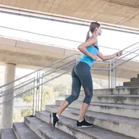 Dengan alat yang sederhana seperti tangga kantor pun, kamu masih dapat berolahraga, lho Sahabat Fimela! [Dok/freepik.com]