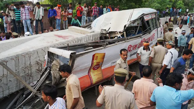 Jalan Layang di India Runtuh