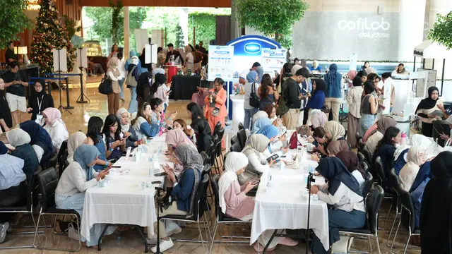 Suasana event Glow Fest 2025, tampak beberapa booth brand sponsor yang diramaikan pengunjung.