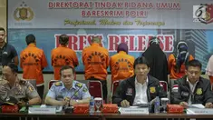 Kabareskrim Mabes Polri, Komjen Pol. Ari Dono Sukmanto (kedua kanan) memberi keterangan saat rilis pengungkapan kasus tindak pidana perdagangan orang di Gedung Bareskrim, Jakarta, Kamis (21/12). (Liputan6.com/Faizal Fanani)