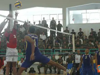 Citizen6, Surabaya: Kegiatan pertandingan final putra antara Kodikmar melawan Puslatdiksarmil di GOR Jalakrida Bumimoro Kobangdikal, Kamis (28/4). (Pengirim: Rohman Arif)