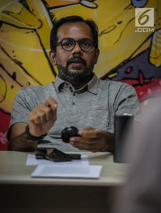 Direktur Kantor Hukum dan HAM Lokataru Haris Azhar saat konferensi pers ‘Menagih Janji Gubernur Mengambil Alih Pengelolaan Air Jakarta’ di Jakarta, Rabu (3/4). Dalam konferensinya, masyarakat sipil meminta KPK untuk mengawal pemutusan kontrak privatisasi air Jakarta. (Liputan6.com/Faizal Fanani)