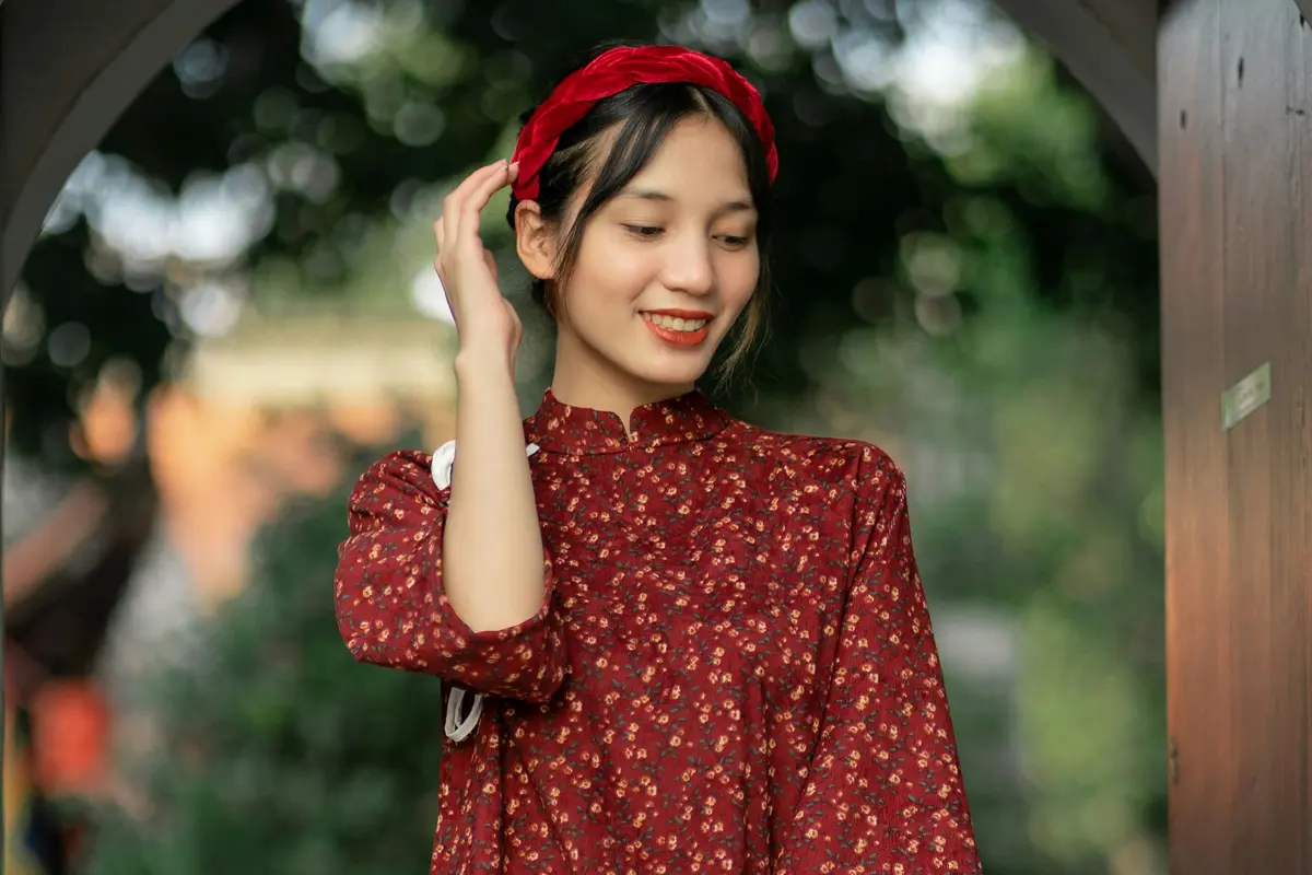 perempuan tersenyum malu bahagia senang santai
