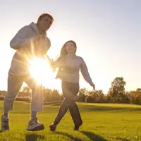 Pasangan dengan penuh gairah melompat di luar ruangan (Foto dok : Freepik/freepik).