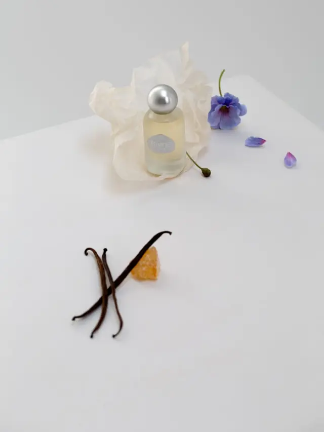 Ilustrasi produk parfum ambivert/Raine Beauty