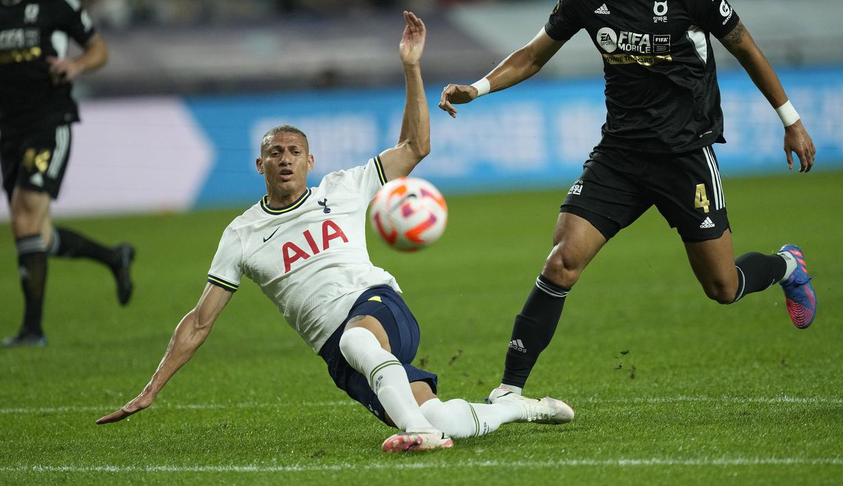 Sang pemain tampil mengenakan nomor punggung sembilan dan dimainkan sebagai starter di laga tersebut. Sebelumnya Richarlison didatangkan dari Everton pada bursa transfer musim panas ini. Pemain asal Brasil tersebut diboyong dengan harga 60 juta paun. (AP/Lee Jin-man)