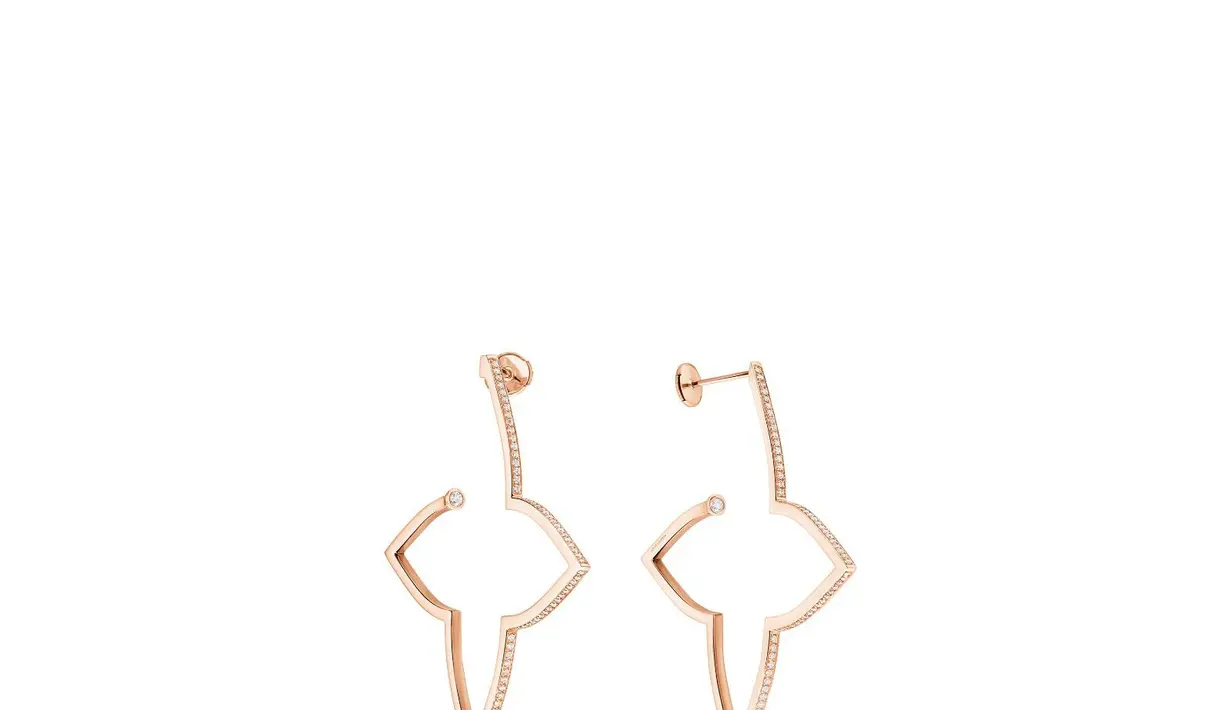 Puncak kecerdikan koleksi ini adalah anting-anting overlap hoop dengan desainnya yang edgy dan daya tahan pakai yang mudah.   [Dok/LouisVuitton]