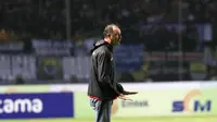 Paulo Camargo memberikan instruksi di Stadion GBLA, Bandung, Sabtu (16/7/2016). (Bola.com/Nicklas Hanoatubun)