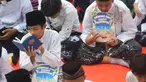 Sejumlah siswa melakukan kegiatan doa bersama saat peringatan Hari Santri Nasional 22 Oktober pada halaman sekolah di Yayasan Pendidikan Islam Al-Hidayah, Cinere, Depok, Jawa Barat, Rabu (22/10/2025). (merdeka.com/Arie Basuki)