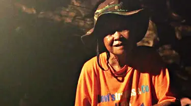 Mbah Kijem menghabiskan setengah abad hidupnya tinggal sendiri di Gua Langse Gunungkidul. Apa alasannya? Bagaimana dia dapat bertahan hidup?