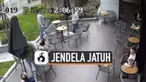 Sebuah kaca jendela mal jatuh dan nyaris mengenai dua orang pria yang duduk di bawahnya. Polisi tengah menyelidiki insiden yang terjadi di mal 100 AM.