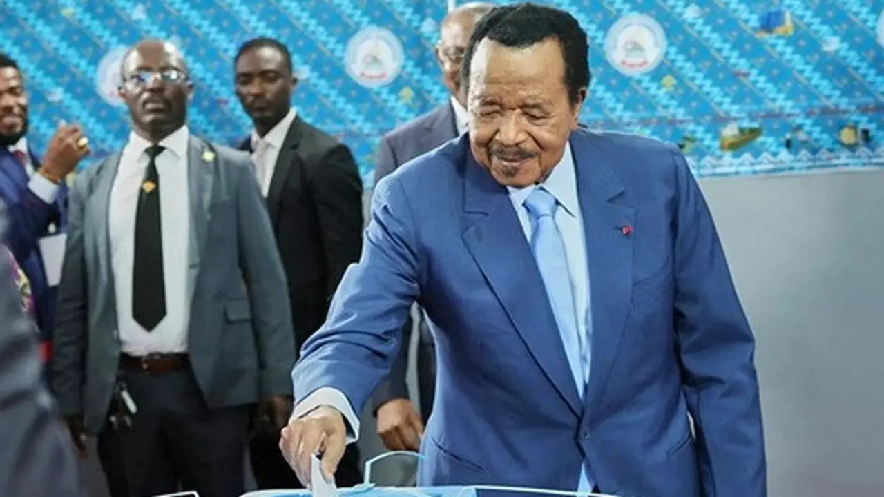 Presiden tertua di dunia, Paul Biya, memberikan suaranya di Yaounde, Kamerun, pada Sabtu (12/10/2025).