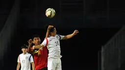 Penyerang timnas Timor Leste U-23, Henrique Cruz (10) berebut bola dengan pemain Korea Selatan, Lee Gwanghyeok (24) di kualifikasi Piala Asia 2016 di Stadion GBK Jakarta, (29/3/2015). Korsel unggul 3-0 atas Timor Leste. (Liputan6.com/Helmi Fithriansyah)