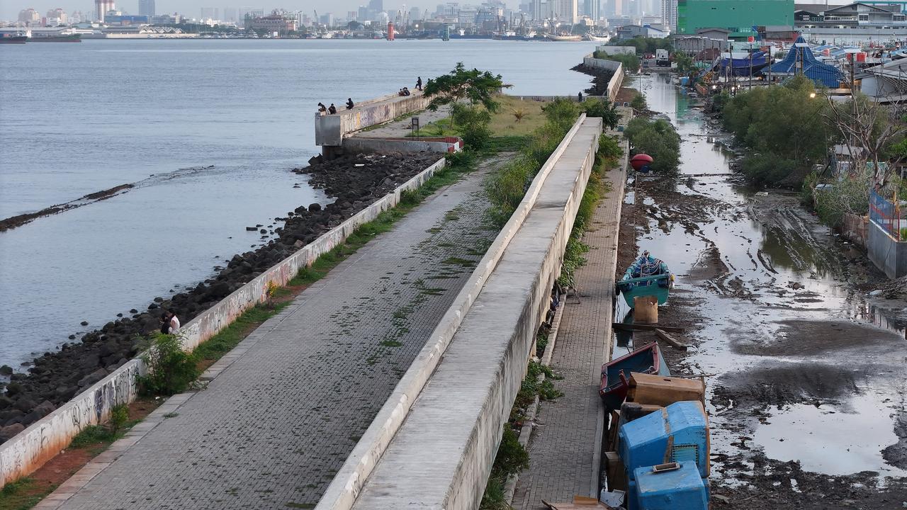 Penampakan Tangul Laut Raksasa di Utara Jakarta
