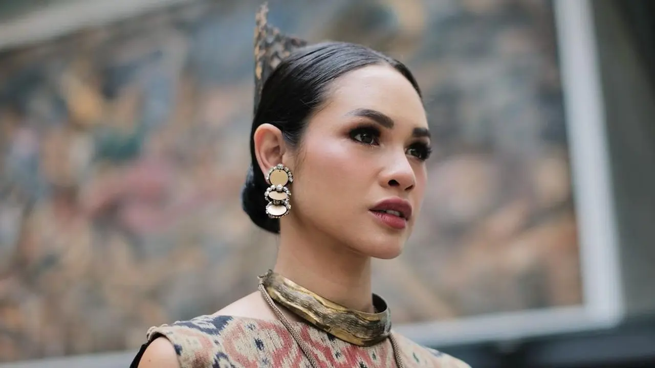 Pesona Andien Dalam Balutan Kain Tenun Sumba