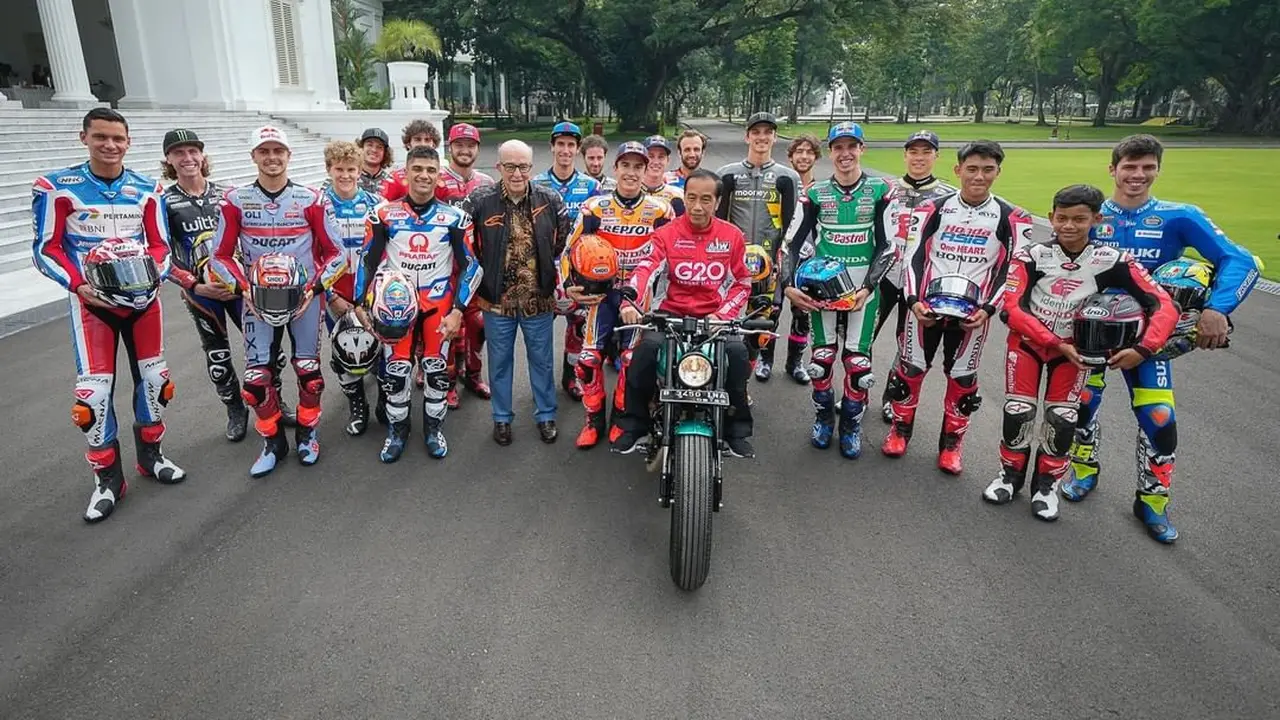Jelang MotoGP Mandalika, Jokowi Pamer Motor Klasiknya di Depan Deretan Pembalap Profesional