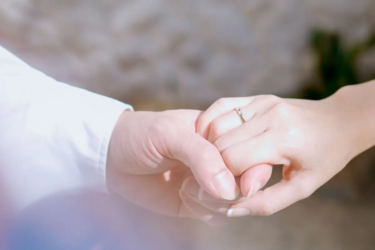 Mengenali Perbedaan antara Cincin Tunangan dan Cincin Nikah