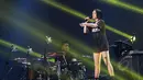 Penyanyi asal Inggris, Jessie J menutup Java Jazz Festival 2015 dengan lagu Bang Bang di JIExpo Kemayoran, Jakarta, Minggu (8/3/2015). (Liputan6.com/Faizal Fanani)