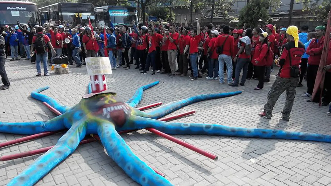 Buruh Gotong Boneka Gurita Kapitalis ke Istana