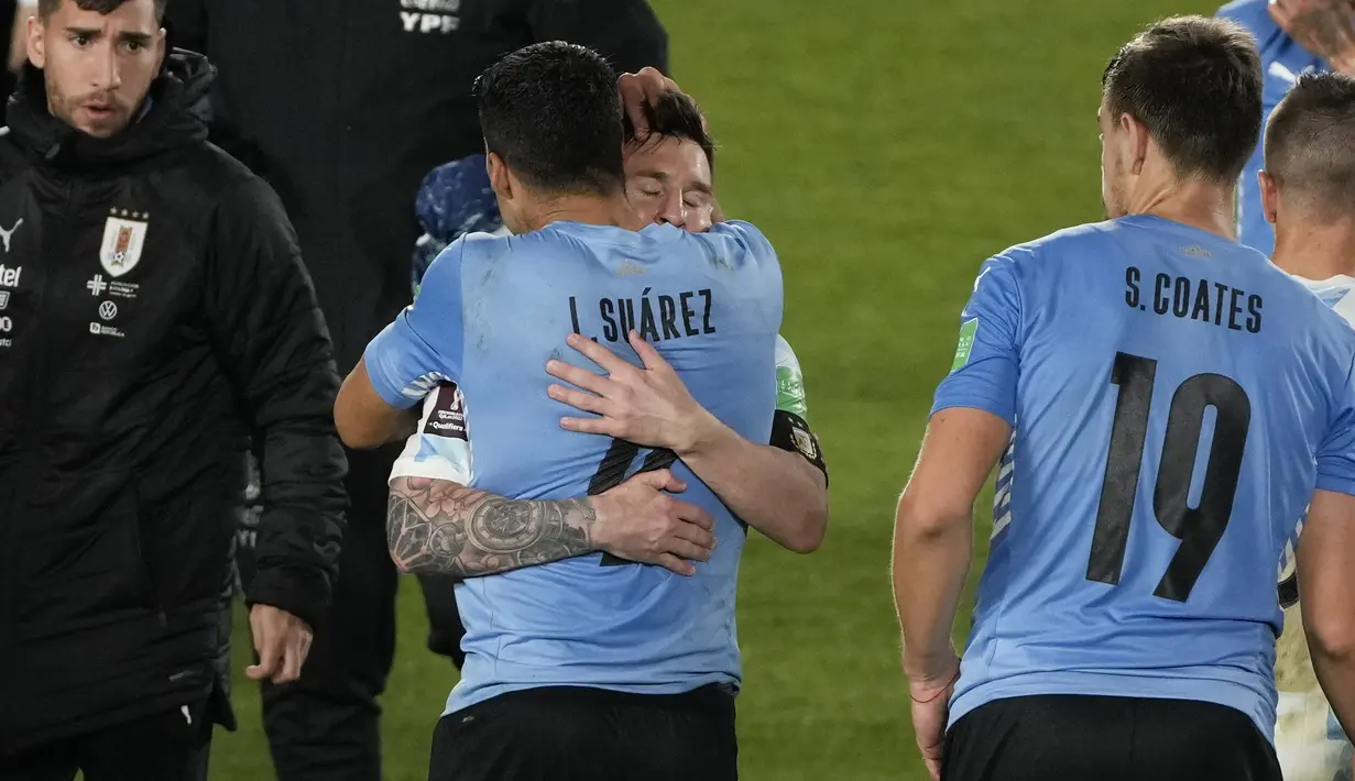 Penyerang Uruguay Luis Suarez berpelukan dengan penyerang Argentina Lionel Messi setelah laga Kualifikasi Piala Dunia 2022 Zona Amerika Selatan di Monumental stadium, Senin (11/10/2021) pagi WIB. Duel ini menjadi momen reuni dua mantan pemain Barcelona, Messi dan Suarez. (AP Photo/Natacha Pisarenko)