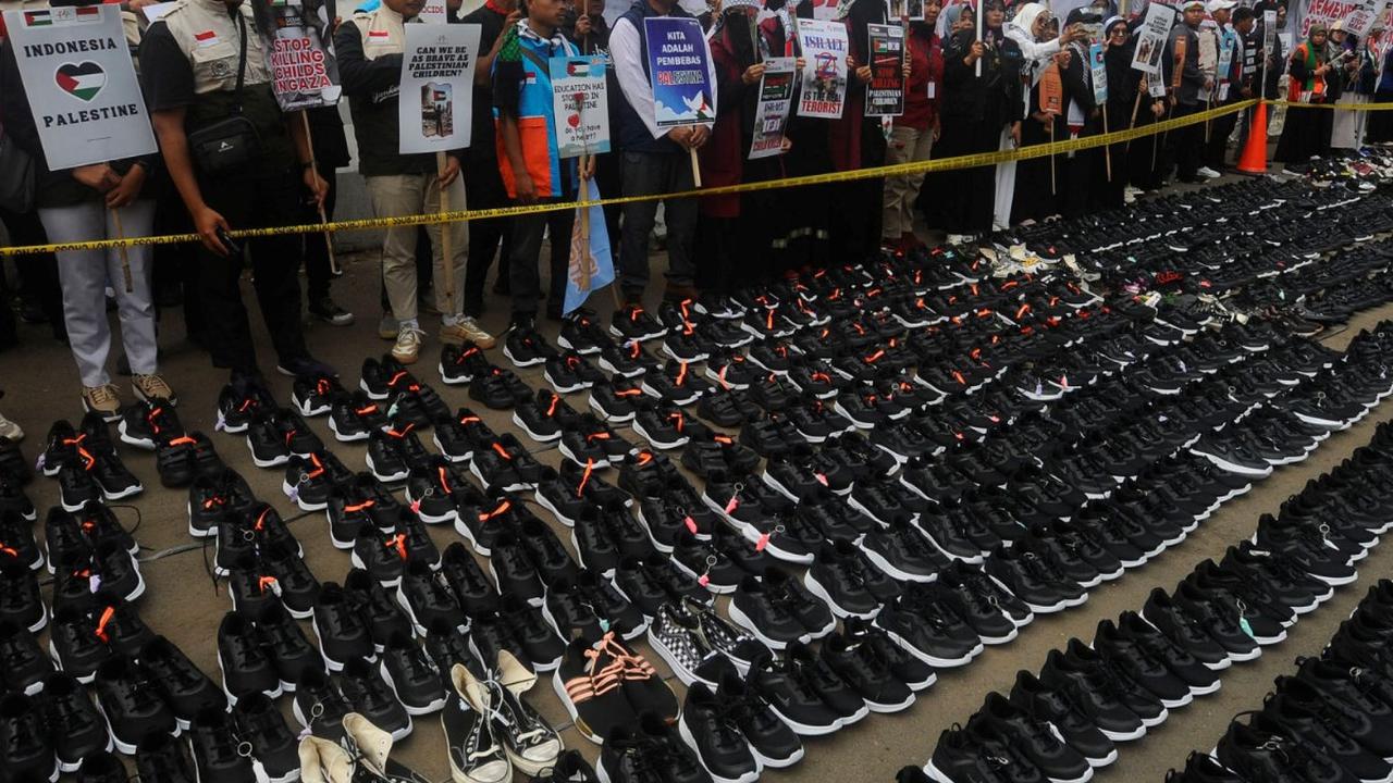 Ratusan orang dari berbagai elemen masyarakat kembali menggelar aksi unjuk rasa di depan Kedutaan Besar Amerika Serikat, Jakarta, Senin (15/1/2024).