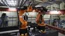 Perusahaan Shimizu Corp menunjukkan Robo-Buddy selama tur pers ke laboratorium robot perusahaan konstruksi di Tokyo, Jepang, Senin (23/4). Robo-Buddy dapat mengelas dan mengecat. (AP Photo/Koji Sasahara)