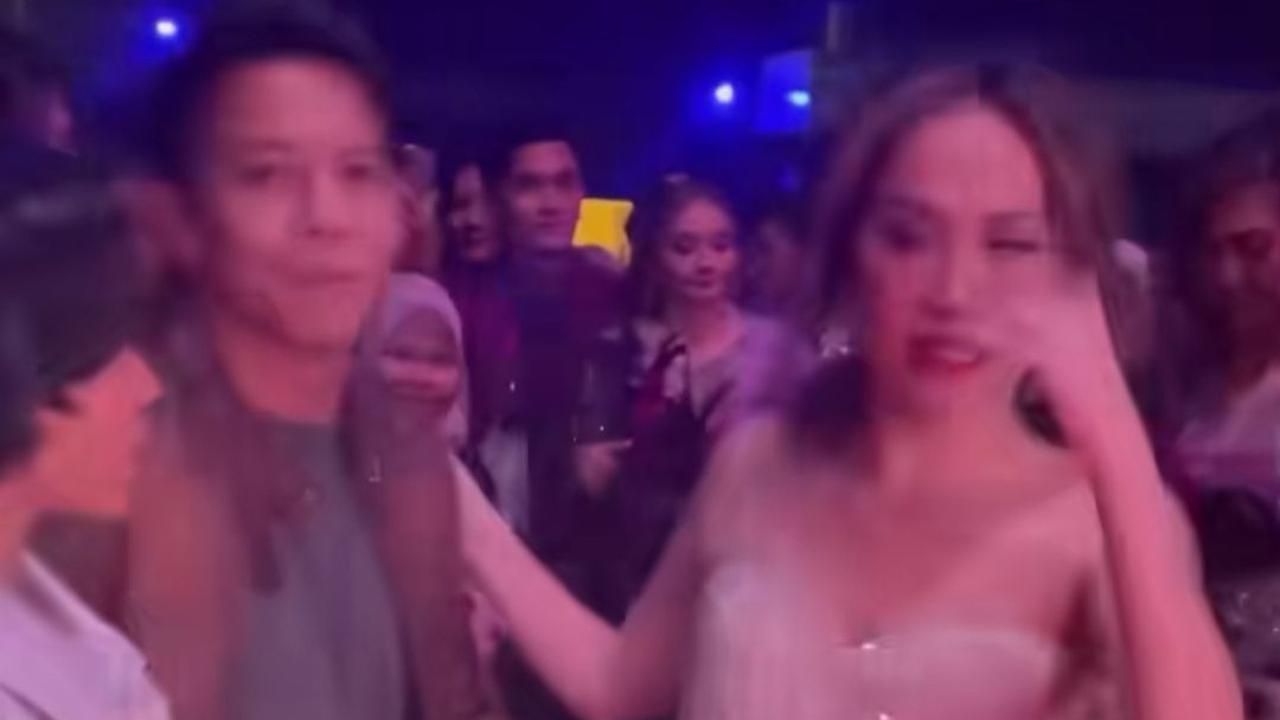 Momen itu pun langsung bikin heboh netizen. Potret BCL dan Ariel langsung ramai menjadi perbincangan di dunia maya.<br>