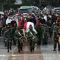 Anggota TNI mengiringi jenazah Menteri Pendayagunaan Aparatur Negara dan Reformasi Birokrasi (Menpan RB) Tjahjo Kumolo menuju lokasi pemakaman di Taman Makam Pahlawan Nasional, Kalibata, Jakarta, Jumat (1/7/2022). Menpan RB Tjahjo Kumolo meninggal dunia pada Jumat (1/7) sekitar pukul 11.10 WIB. (Liputan6.com/Helmi Fithriansyah)