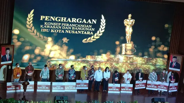 Menteri PUPR Basuki Hadimuljono menyerahkan hadiah Rp 2,8 miliar kepada 12 pemenang sayembara IKN Nusantara, di Auditorium Kementerian PUPR, Jakarta, Senin (18/7/2022).