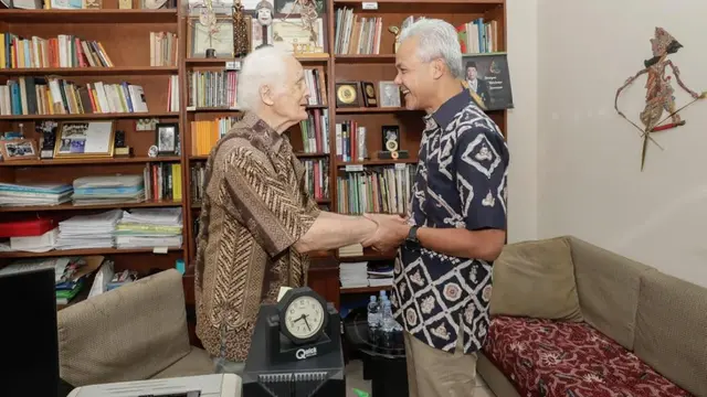 Calon Presiden (Capres) Ganjar Pranowo menemui Guru Besar Filsafat Moral Franz Magnis Suseno atau akrab disapa Romo Magnis.