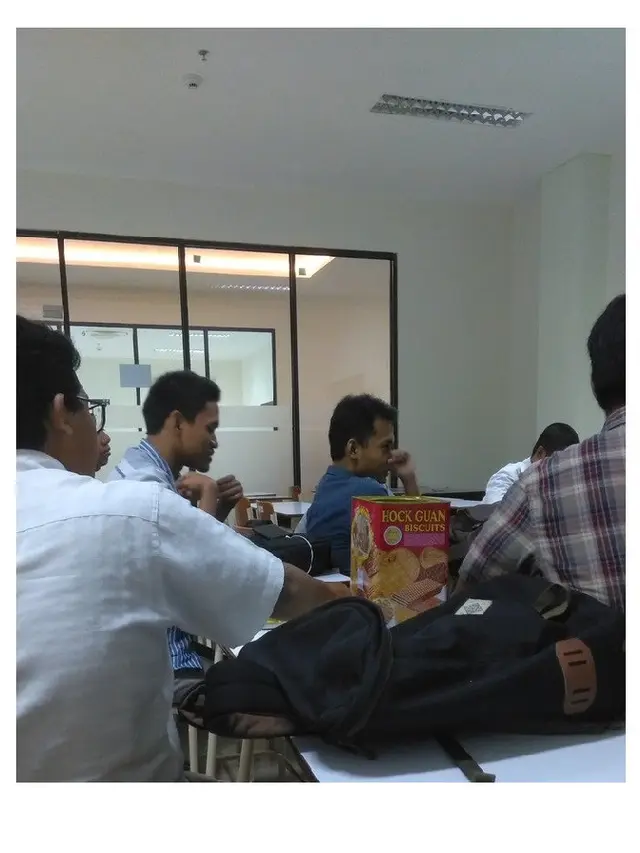 6 Kelakuan Mahasiswa Bawa Makanan di Kelas Ini Bikin Tepuk Jidat