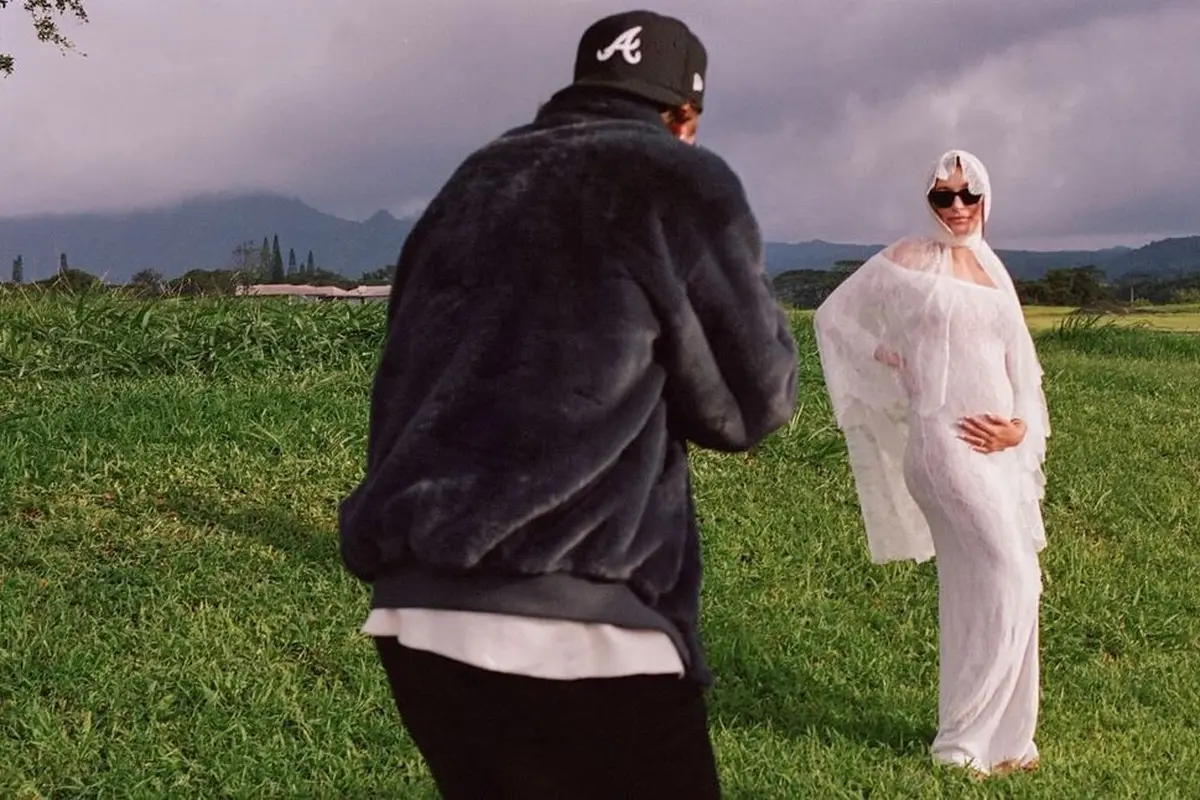 6 Gaya Hailey Bieber Pakai Gaun Renda ala Pengantin saat Umumkan Kehamilan dengan Justin Bieber