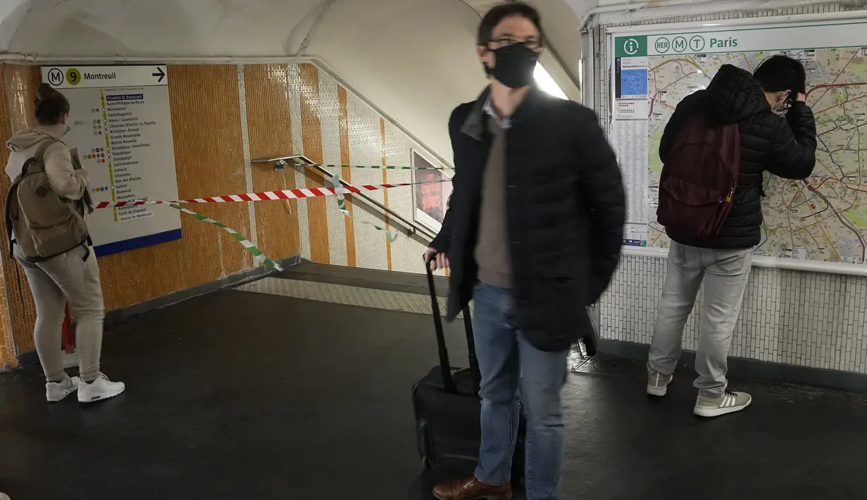 Komuter tidak dapat mengakses peron di stasiun kereta bawah tanah di Paris, Jumat, 18 Februari 2022. Pemogokan besar-besaran pekerja angkutan umum Paris yang menuntut kenaikan gaji melumpuhkan sebagian besar jaringan metro Paris dan jaringan kereta api kota. (AP Photo/Michel Euler)