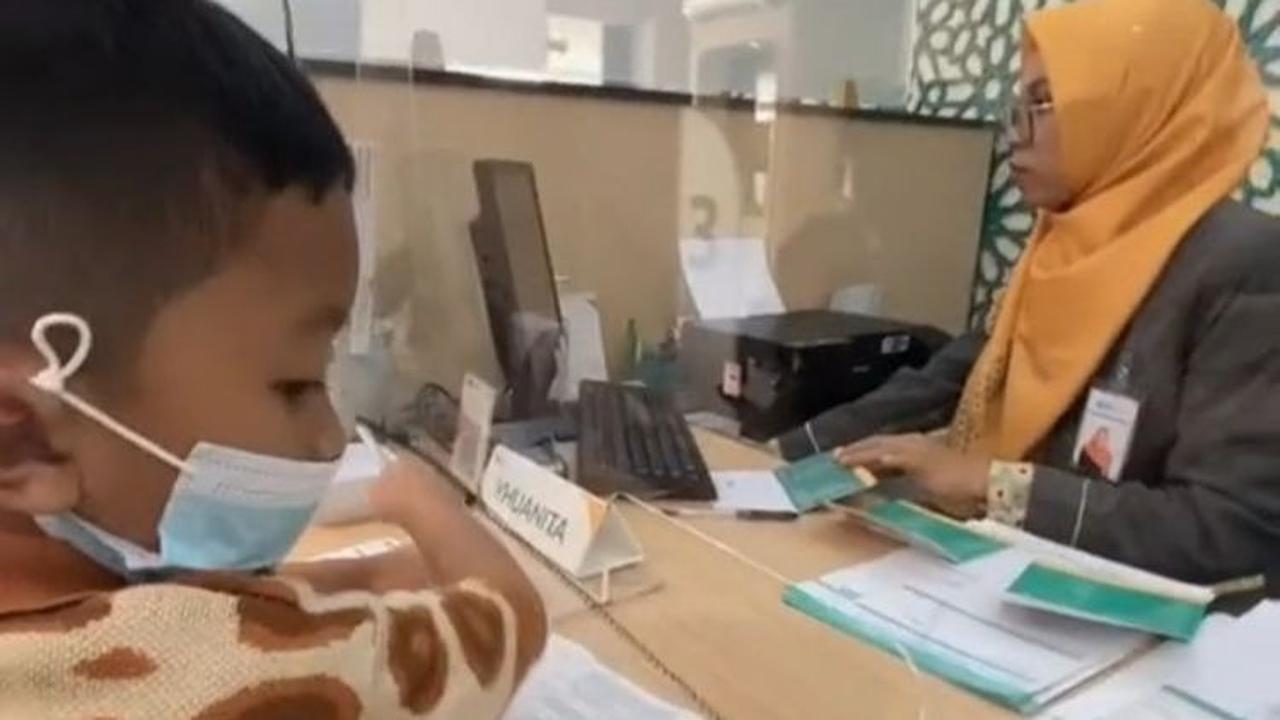 Bukan Beli HP atau Mainan, Anak Ini Pilih Simpan Uang THR untuk Daftar Tabungan Haji