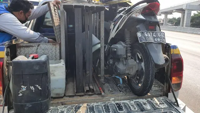 Viral perempuan naik motor bonceng tiga masuk Tol Jakarta-Cikampek