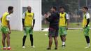 Pelatih Bhayangkara FC, Alfredo Vera, memberikan arahan kepada pemainnya saat latihan di Lapangan ABC Senayan, Jakarta, Rabu (13/2). Latihan ini merupakan persiapan Piala Indonesia dan Piala Presiden. (Bola.com/Yoppy Renato)