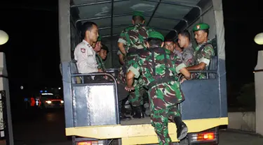 Citizen6, Kendal: Tim yang terdiri dari satu peleton gabungan TNI/Polri berangkat dari Mapolres Kendal dengan menumpang truk Dalmas, menuju sejumlah Rumah Pelayanan Masyarakat (RPM) guna memantau laporan situasi keamanan dari masyarakat. (Pengirim: Aryo W