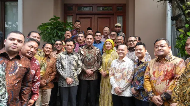 Komisi III dpr mengunjungi kediaman kapolri jenderal suyudi ario seto. (istimewa).