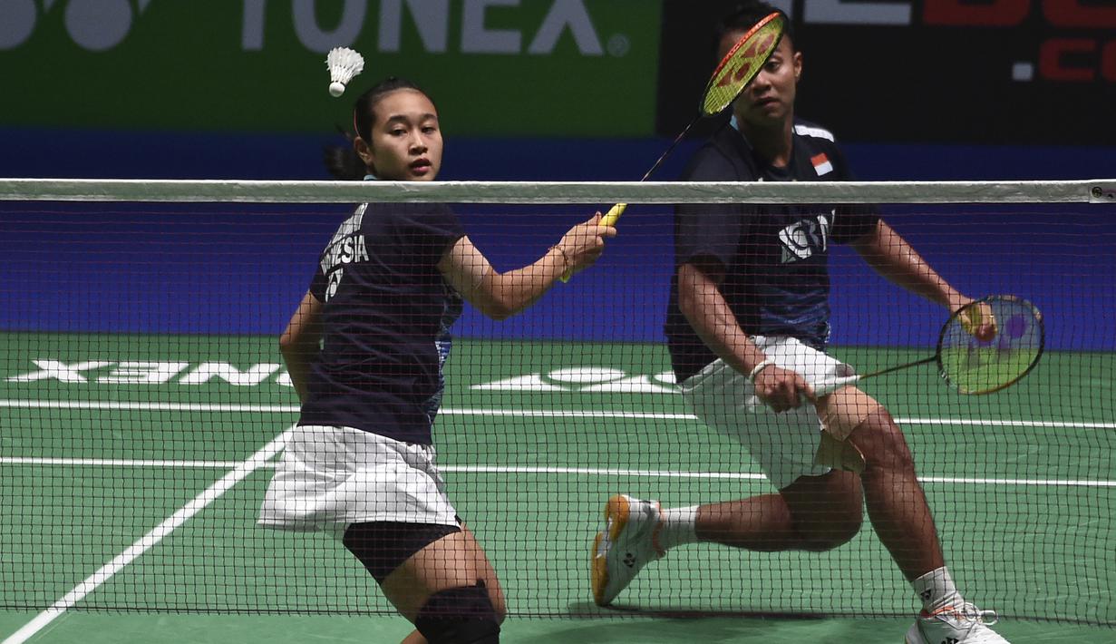 Ganda Campuran Indonesia, Rehan Naufal Kusharjanto/Lisa Ayu Kusumawati berusaha mengembalikan shuttle cock di depan net saat menghadapi pasangan China, Zheng Si Wei/Huang Ya Qiong pada laga semifinal All England 2023 di Utilita Arena, Birmingham, Inggris, Sabtu (18/3/2023) malam WIB. Rehan/Lisa kalah rubber game 17-21, 21-13 dan 13-21. (AP Photo/Rui Vieira)