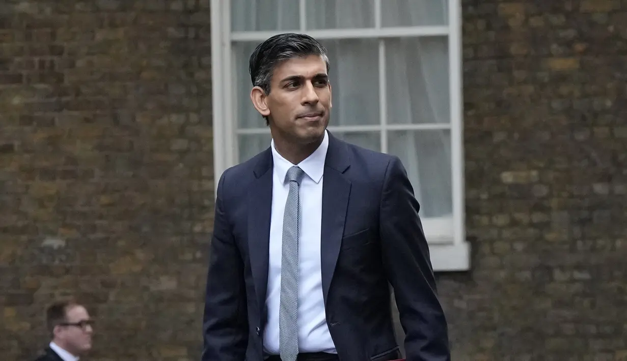<p>Perdana Menteri Inggris yang baru Rishi Sunak tiba di Downing Street setelah kembali dari Istana Buckingham di London, Selasa (25/10/2022). Rishi Sunak secara resmi ditunjuk oleh Raja Inggris Charles III menjadi PM Inggris yang termuda. (AP/Frank Augstein)</p>
