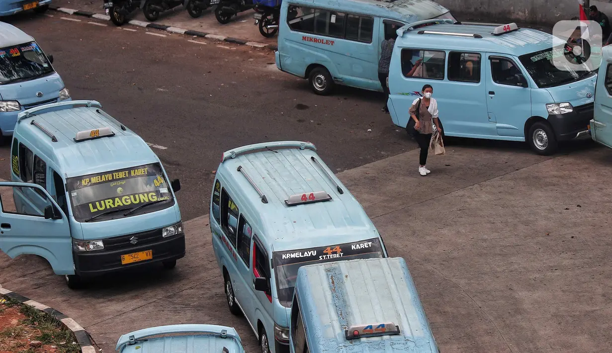 Sejumlah angkutan kota menunggu penumpang di kawasan Jakarta, Minggu (4/9/2022). Organisasi Angkutan Darat (Organda) merespons kenaikan harga bahan bakar minyak (BBM). Kenaikan harga BBM berdampak pada operasional sehingga menyebabkan kenaikan tarif angkutan umum. Kenaikan tarif tersebut kisaran 25 persen sampai dengan 35 persen. (Liputan6.com/Angga Yuniar)