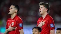 Justin Hubner dan Ole Romeny dalam pertandingan Timnas Indonesia melawan Bahrain di SUGBK, Jakarta, Selasa (25/3/2025). (Bola.com/Bagaskara Lazuardi)