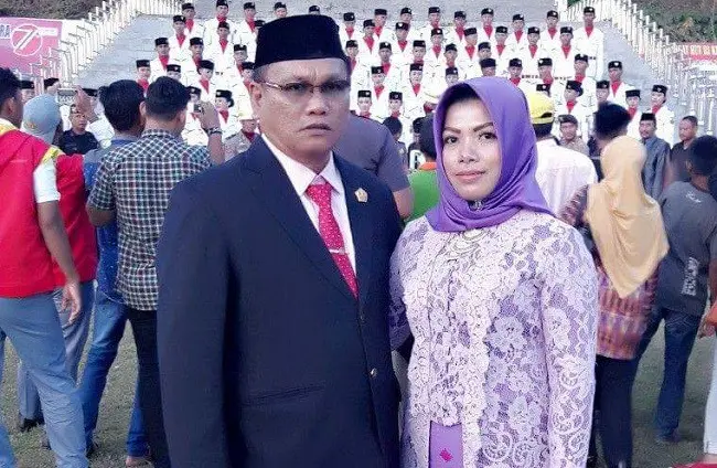 Ketua DPRD Kolaka Utara Mussakir Sarira berfoto bersama istri Andi Erni Astuti. (dok. istimewa)