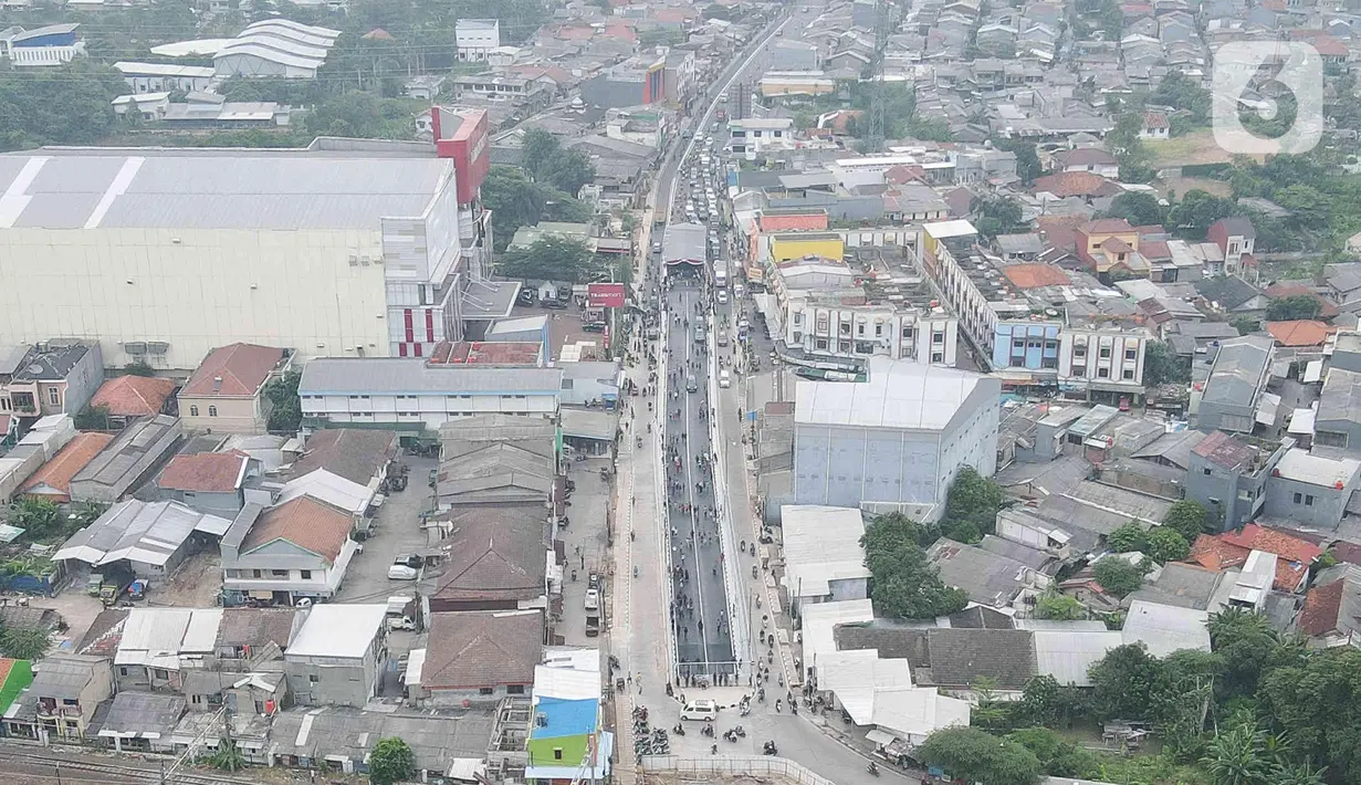 Foto udara menunjukkan suasana Jalan Underpass Dewi Sartika di Depok, Jawa Barat, Selasa (17/1/2023). 
Underpass ini akan memiliki dua jalur satu arah. (Liputan6.com/Herman Zakharia)