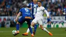 Penyerang Real Madrid, Cristiano Ronaldo berusah mengumpan bola saat bertanding melawan Alaves pada pertandingan La Liga Spanyol di stadion Santiago Bernabeu (24/2). Ronaldo mencetak dua gol dipertandingan ini. (AP Photo/Francisco Seco)