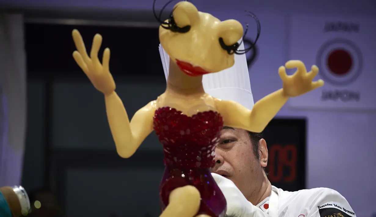 Peserta asal Jepang, Takao Yamamoto membuat kue yang berkarakter katak saat mengikuti final Pastries World Cup 2017 di Lyon, Prancis (22/1). Setiap tim akan menghabiskan 10 jam untuk menghasilkan masing-masing satu karya. (AFP/Jean Philippe)