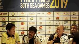 Pelatih Vietnam U-22, Park Hang-seo, memberikan keterangan pers di Hotel Century Park, Manila, Minggu (24/11). Cabang sepak bola SEA Games 2019 akan mulai bertanding Senin (25/11). (Bola.com/M Iqbal Ichsan)